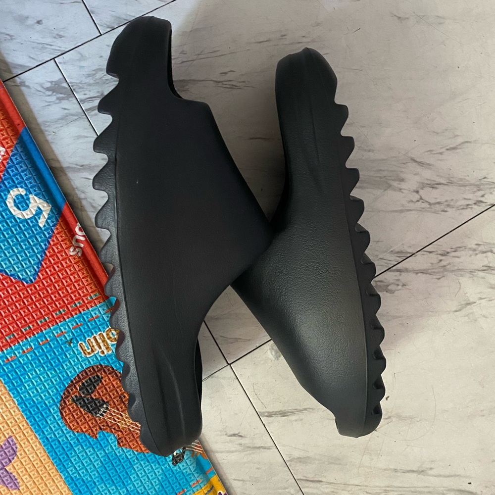 Onyx Yezzy slides
